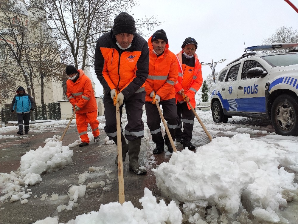 Sultangazi’de karla kaplı yolları ekipler açıyor