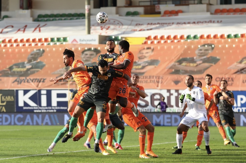 Süper Lig: Aytemiz Alanyaspor: 2 – Medipol Başakşehir: 0 (İlk yarı)