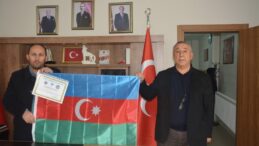TADDEF’ten MHP İl Başkanına teşekkür belgesi ve Azerbaycan bayrağı