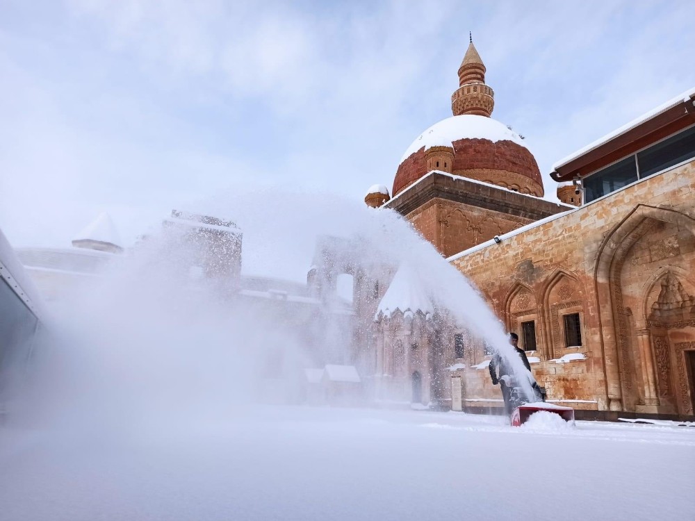 Tarihi İshak Paşa Sarayında Kar Temizliği