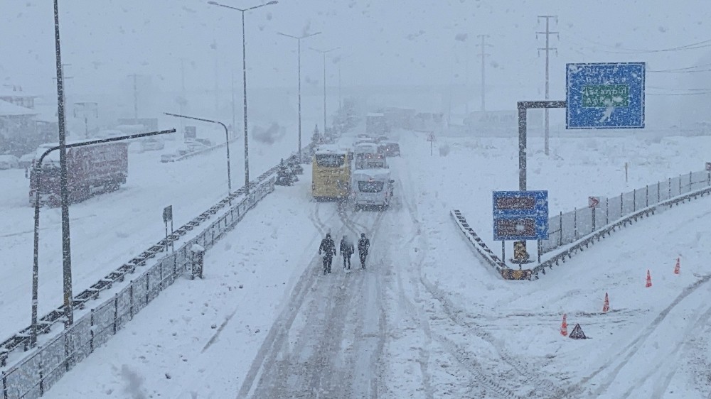 TEM Otoyolu kar nedeniyle trafiğe kapandı