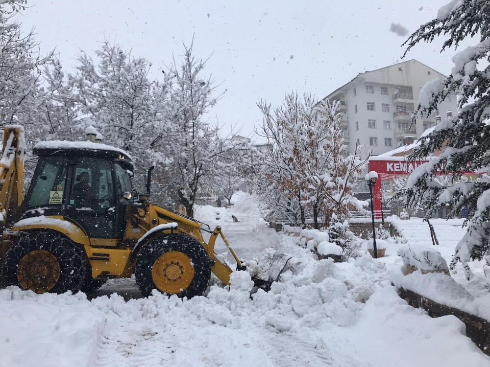 Tunceli’de kardan 145 köy yolu ulaşıma kapandı