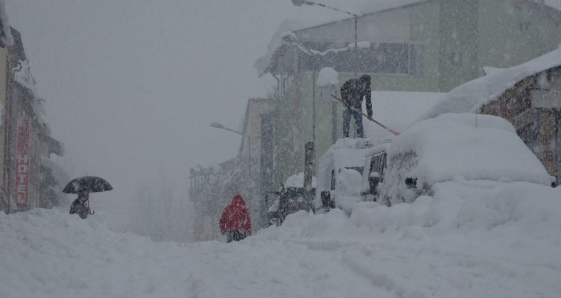 Tunceli’nin Ovacık ilçesi kara gömüldü