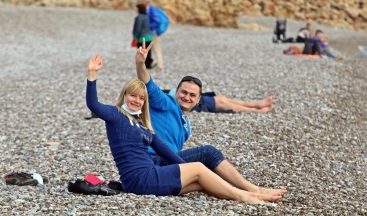 Turistler, yeni yılın ilk gününü denize girerek geçirdi