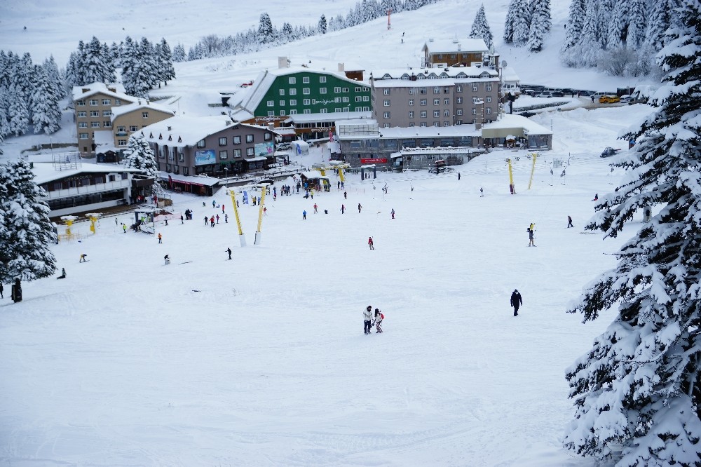 Uludağ’da yoğun kar…Zirve pistler tatilcilere kaldı