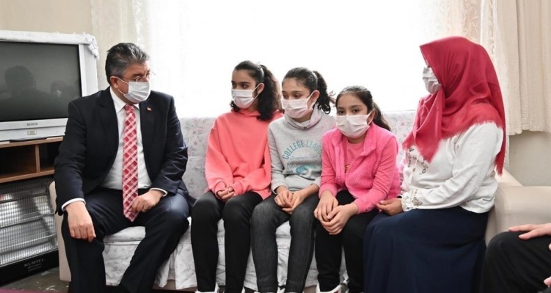 Osmaniye Valisi Her Hafta Bir Aileyi Ziyaret Ediyor