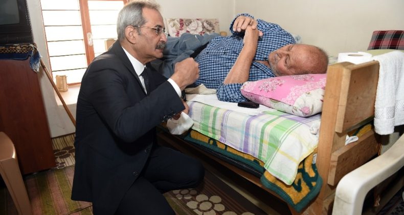 Tarsuz Belediye Başkanı Vatandaşları Muayene Etti