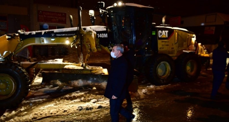 Yeşilyurt’ta buzlanma ve dona karşı tuzlama çalışmaları