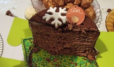 Yılbaşı pastasından altın çıktı, şaşkına döndü