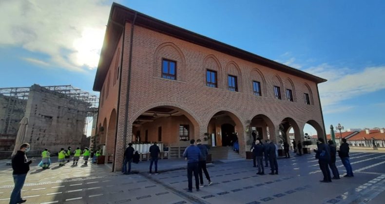 Yılın ilk Cuma namazı kısıtlama şartları altında kılındı