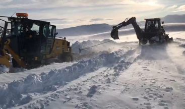 Yol açmaya giden greyder fırtınada kara saplandı