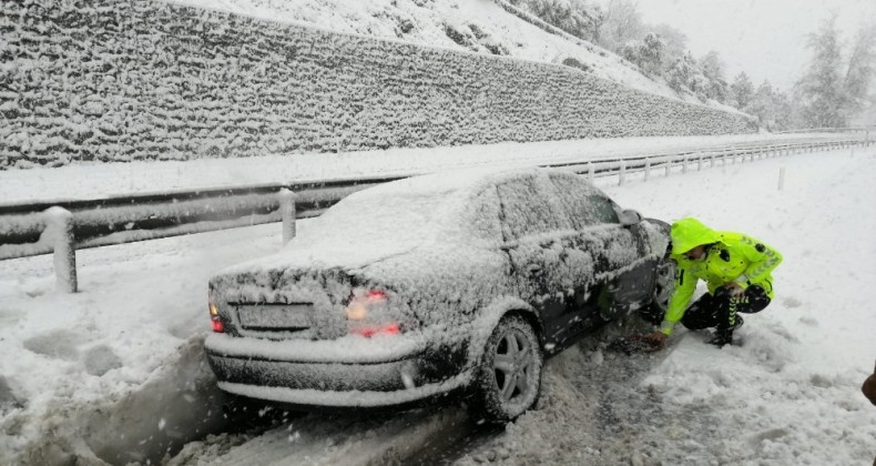 Yolda kalan vatandaşların yardımına polis ekipleri koştu