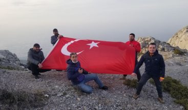 Zirveye tırmanan gazeteci ve idareciler hava muhalefetine takıldı