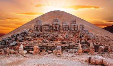 Nemrut Dağı Ziyarete Açıldı